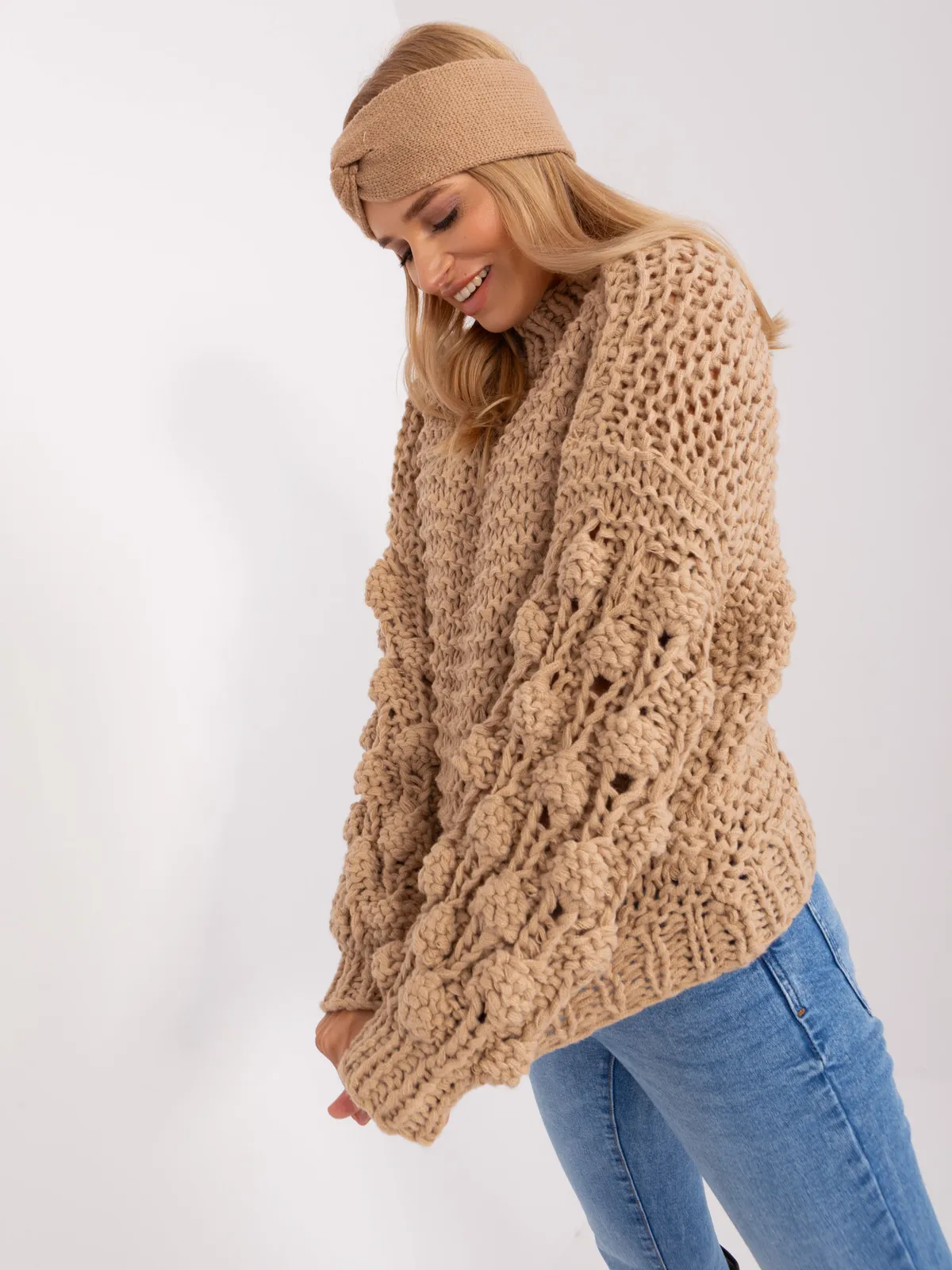 Fioletowy sweter oversize z bufiastym rękawem - zdjęcie 1