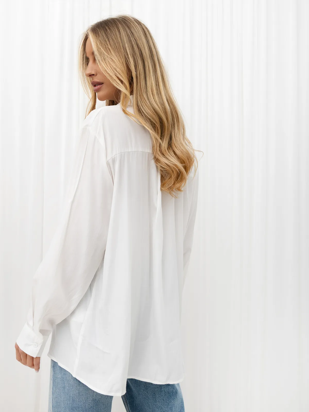 Koszula oversize z podpinanymi rękawami w stylu casual - zdjęcie 4