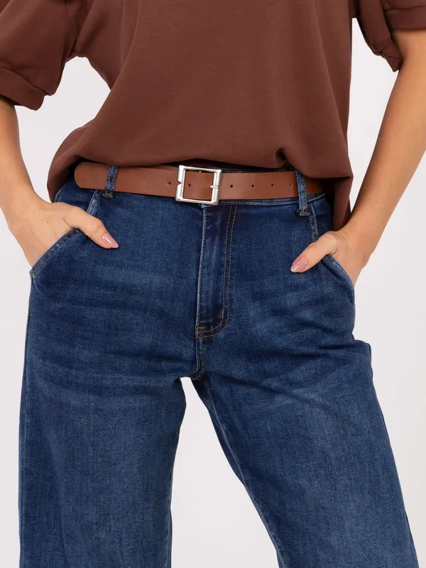 Klasyczne jeansy o kroju typu mom fit - widok 2