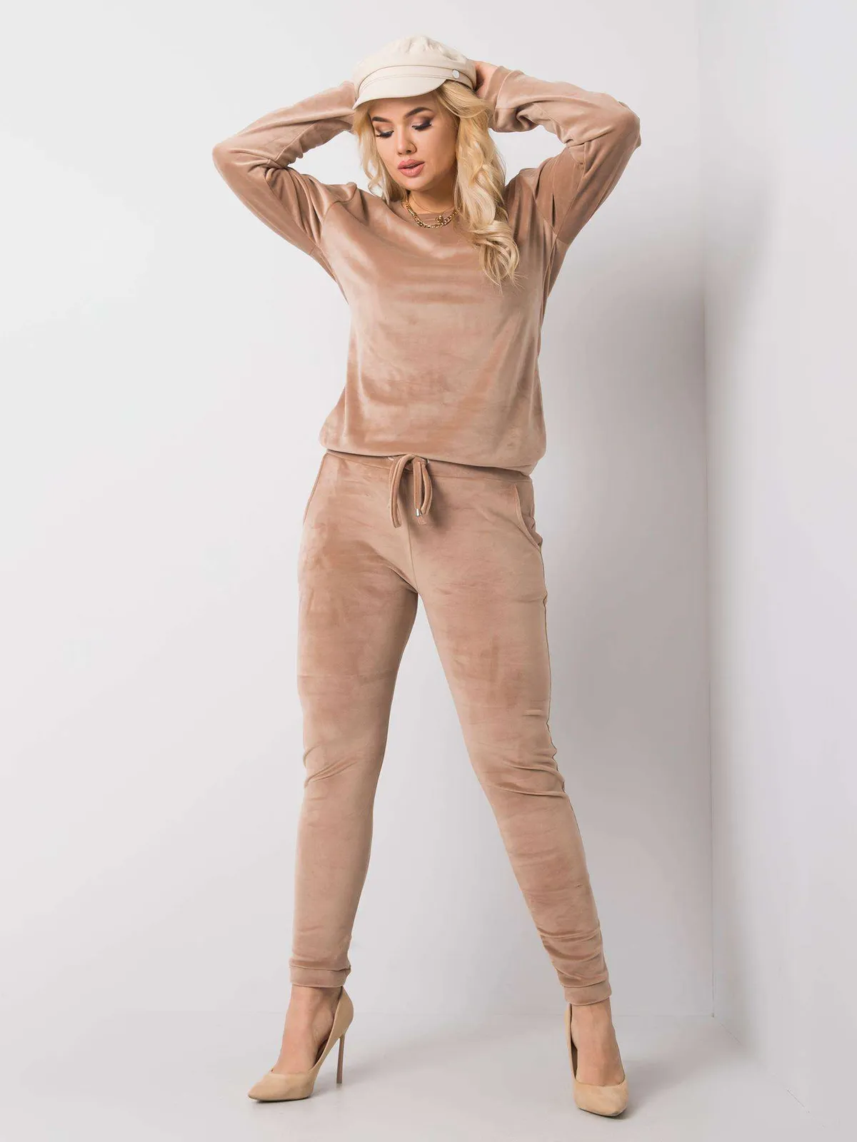 Camelowy komplet welurowy plus size - zdjęcie 4