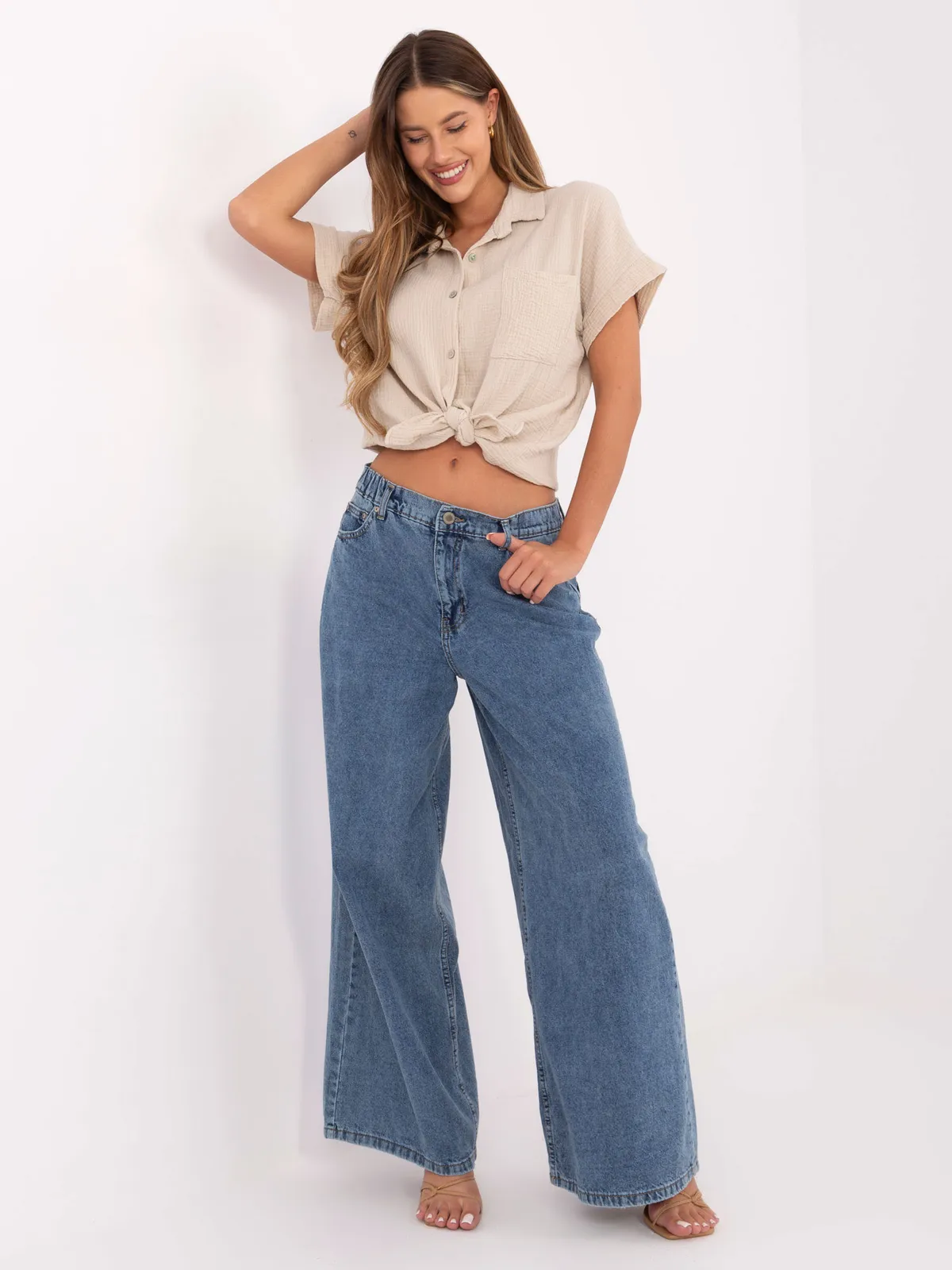 Szerokie spodnie jeansowe typu wide leg - zdjęcie 4