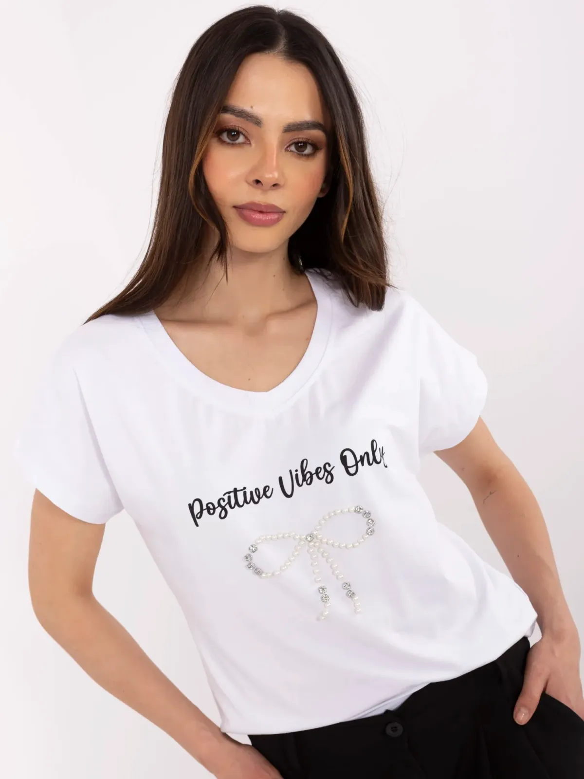 T-shirt z napisem i zdobieniem w kształcie kokardy - zdjęcie 1