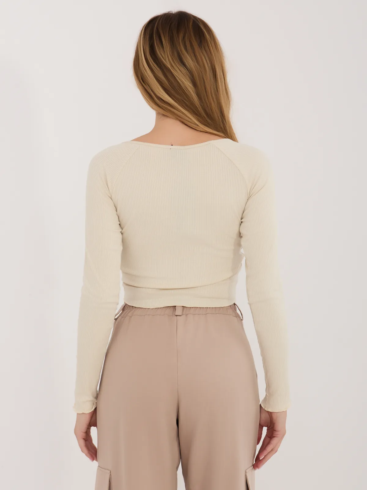 Krótki crop top z wiązaniem na przodzie - zdjęcie 4