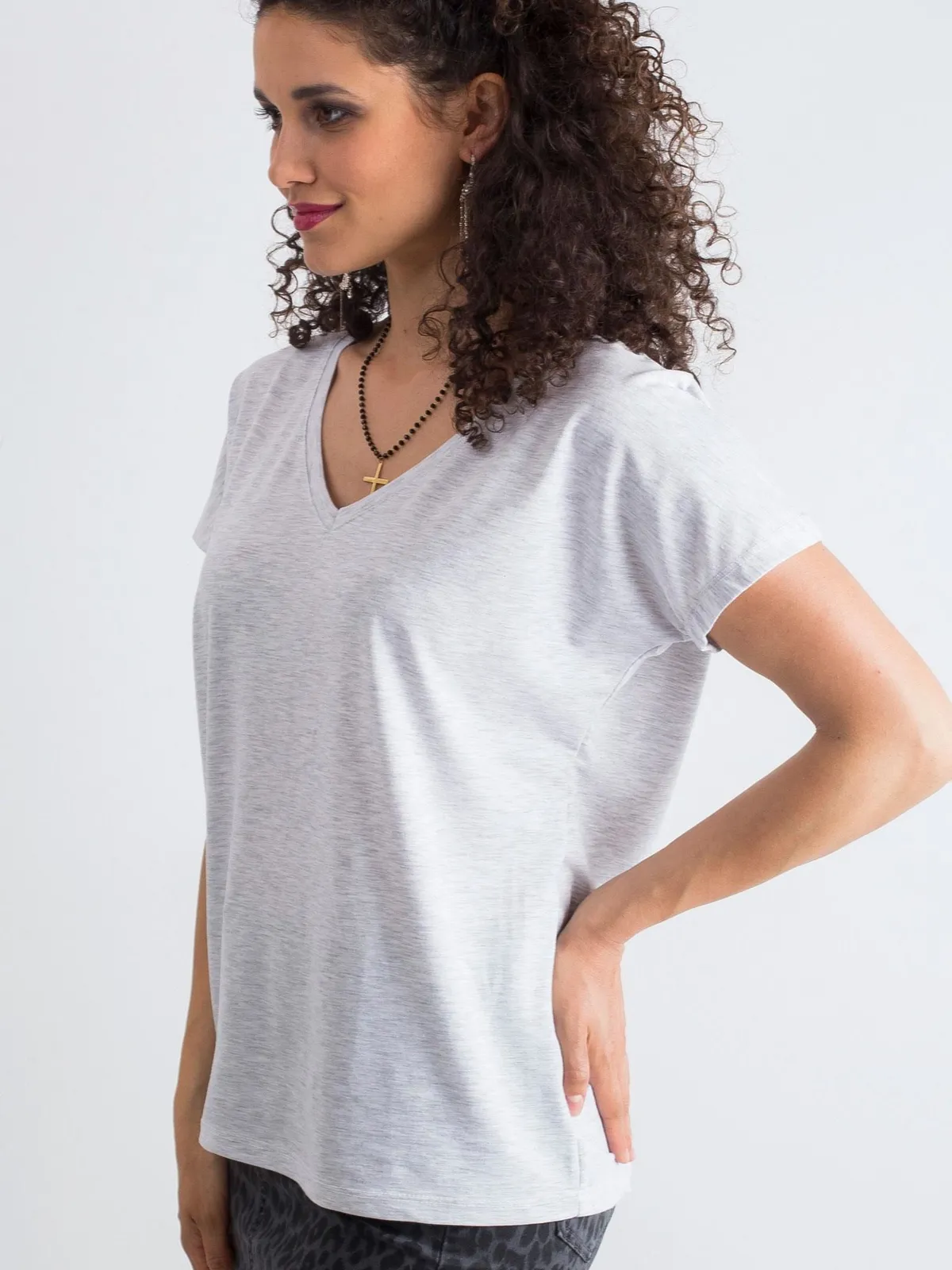 Melanżowy t-shirt V-neck jasnoszary - zdjęcie 6