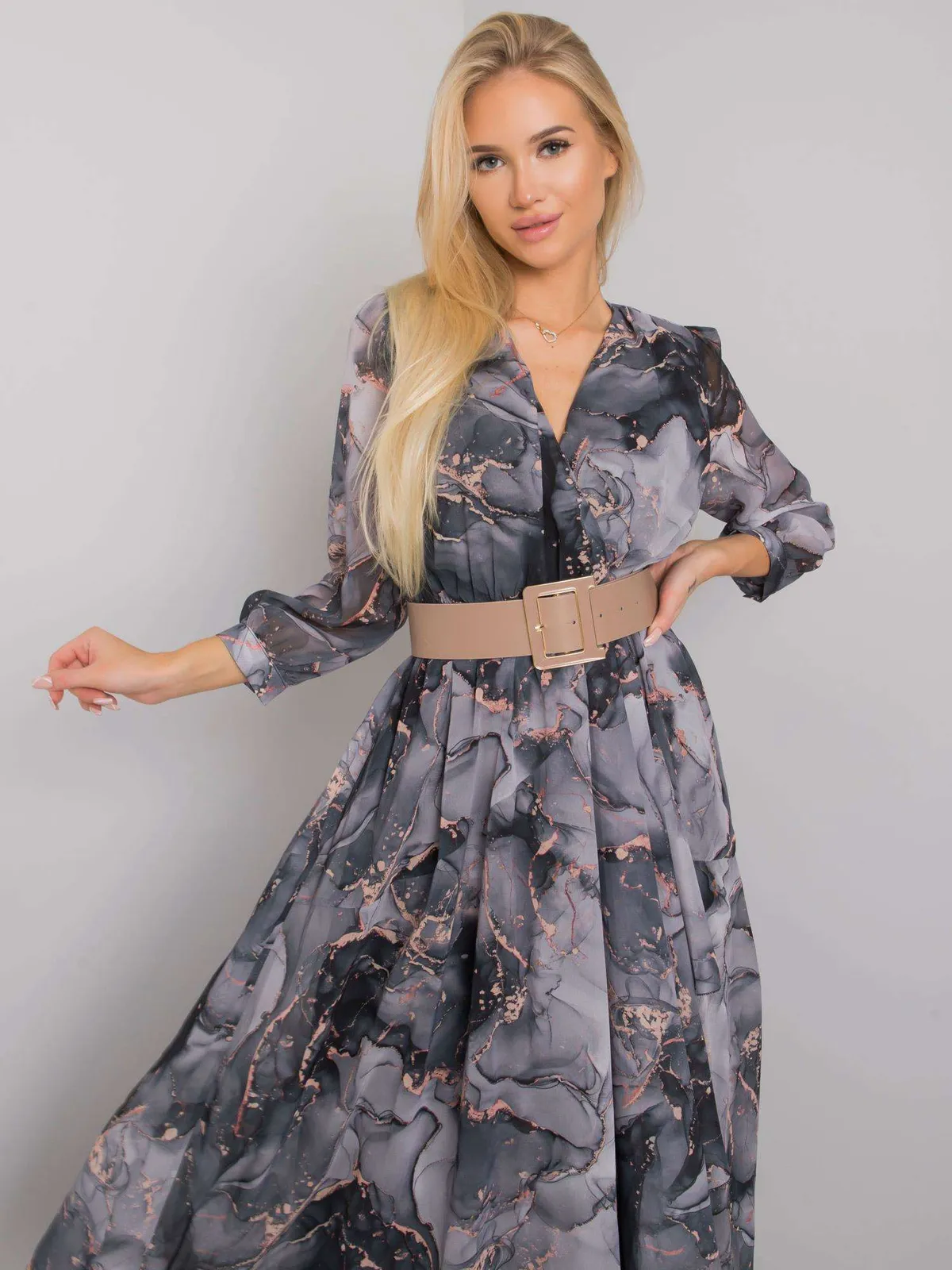 Czarno-szara sukienka z printem - zdjęcie 3