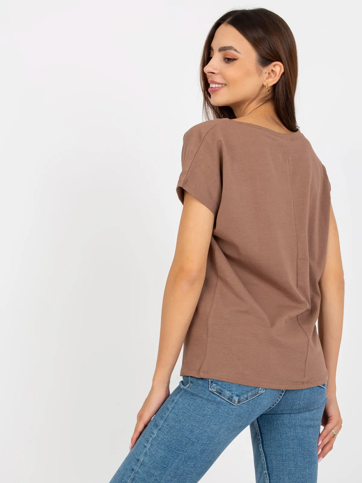 Brązowy t-shirt basic z dekoltem w serek - zdjęcie 3