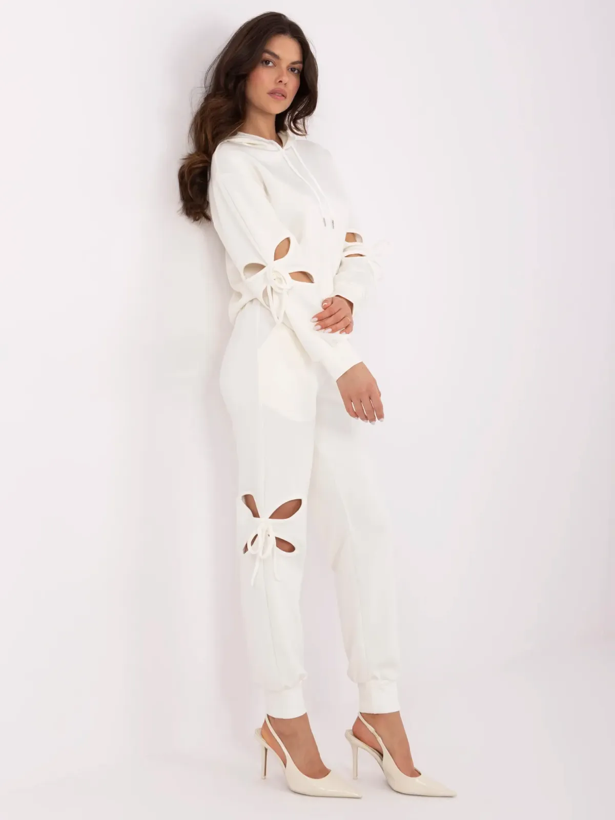 Casualowy komplet z bluzą i spodniami z wycięciami - zdjęcie 1