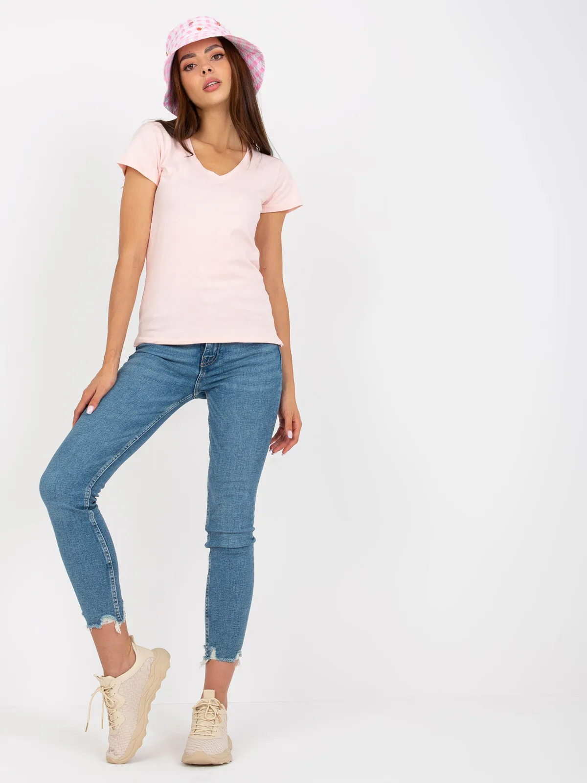Jasnoróżowy t-shirt basic z dekoltem w serek - zdjęcie 5