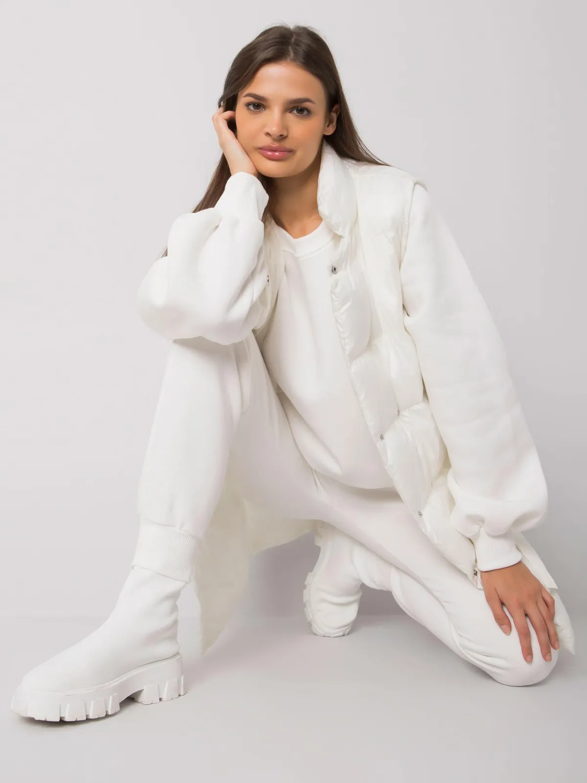 Trzyczęściowy komplet z pikowaną kamizelką i dresem - zdjęcie 1