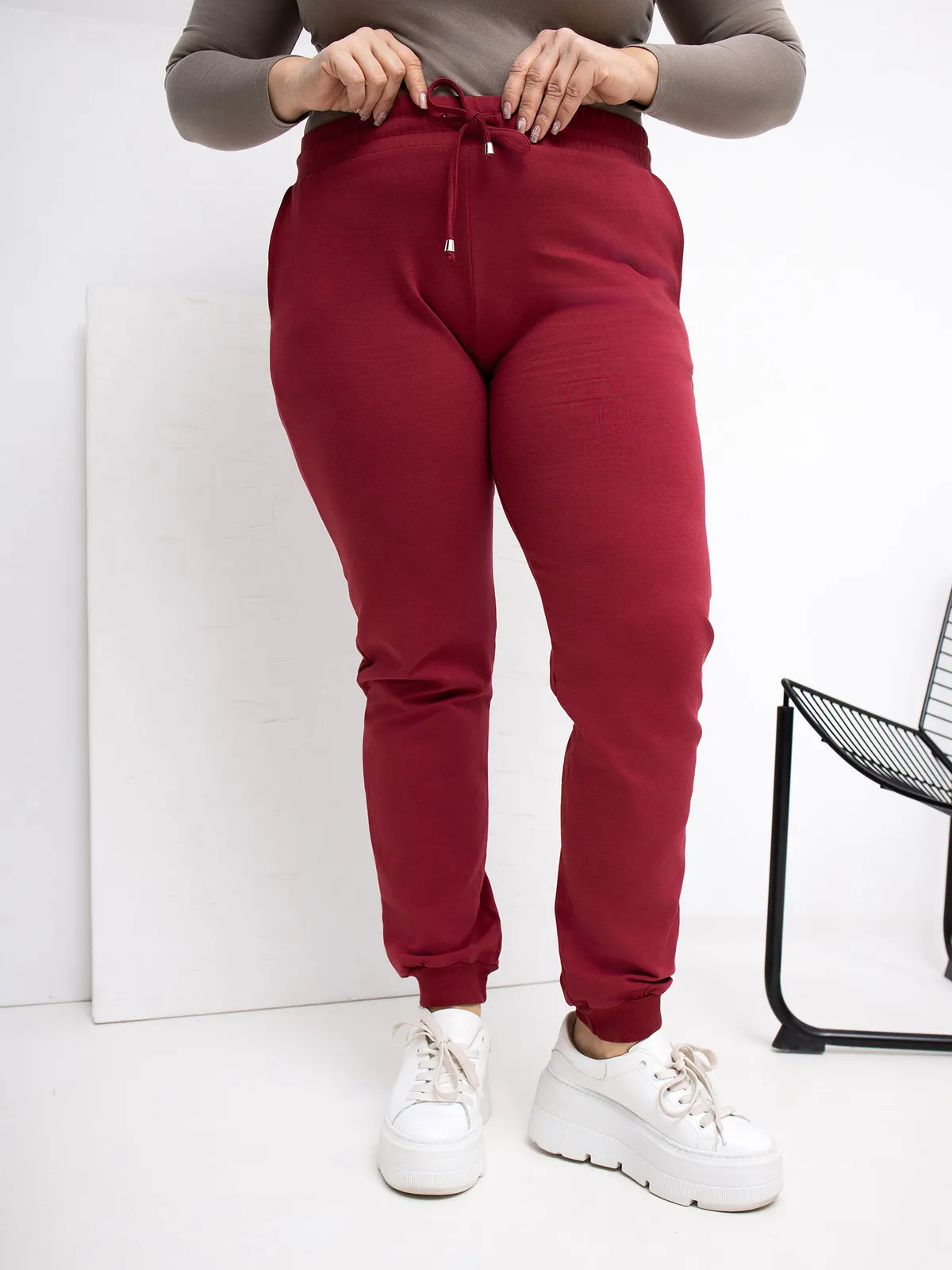 Czarne damskie spodnie dresowe plus size - zdjęcie 4