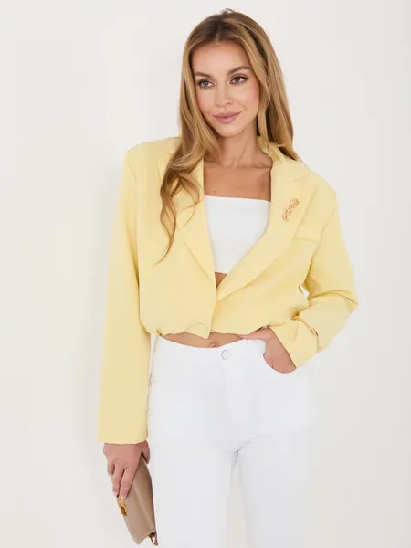 Elegancka krótka marynarka z ozdobną broszką