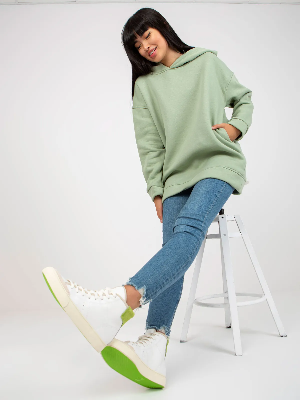 Pistacjowa dresowa bluza basic z kapturem - zdjęcie 4