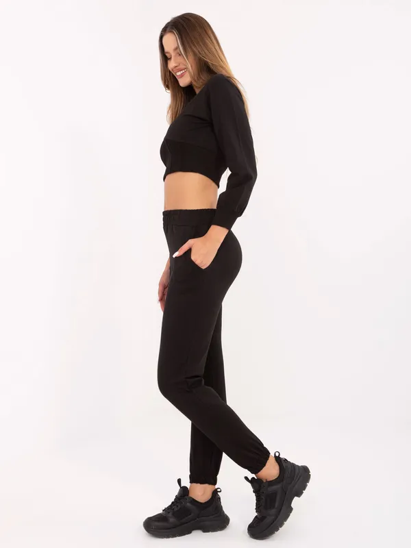 Sportowy komplet z krótką bluzą typu crop top - widok 2