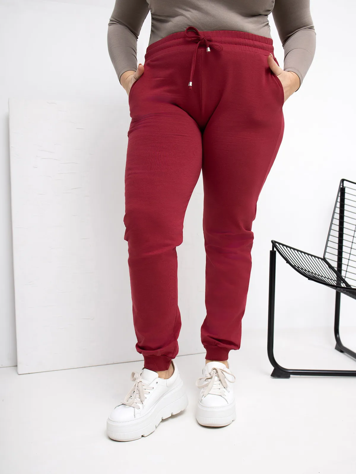 Czarne damskie spodnie dresowe plus size - zdjęcie 3