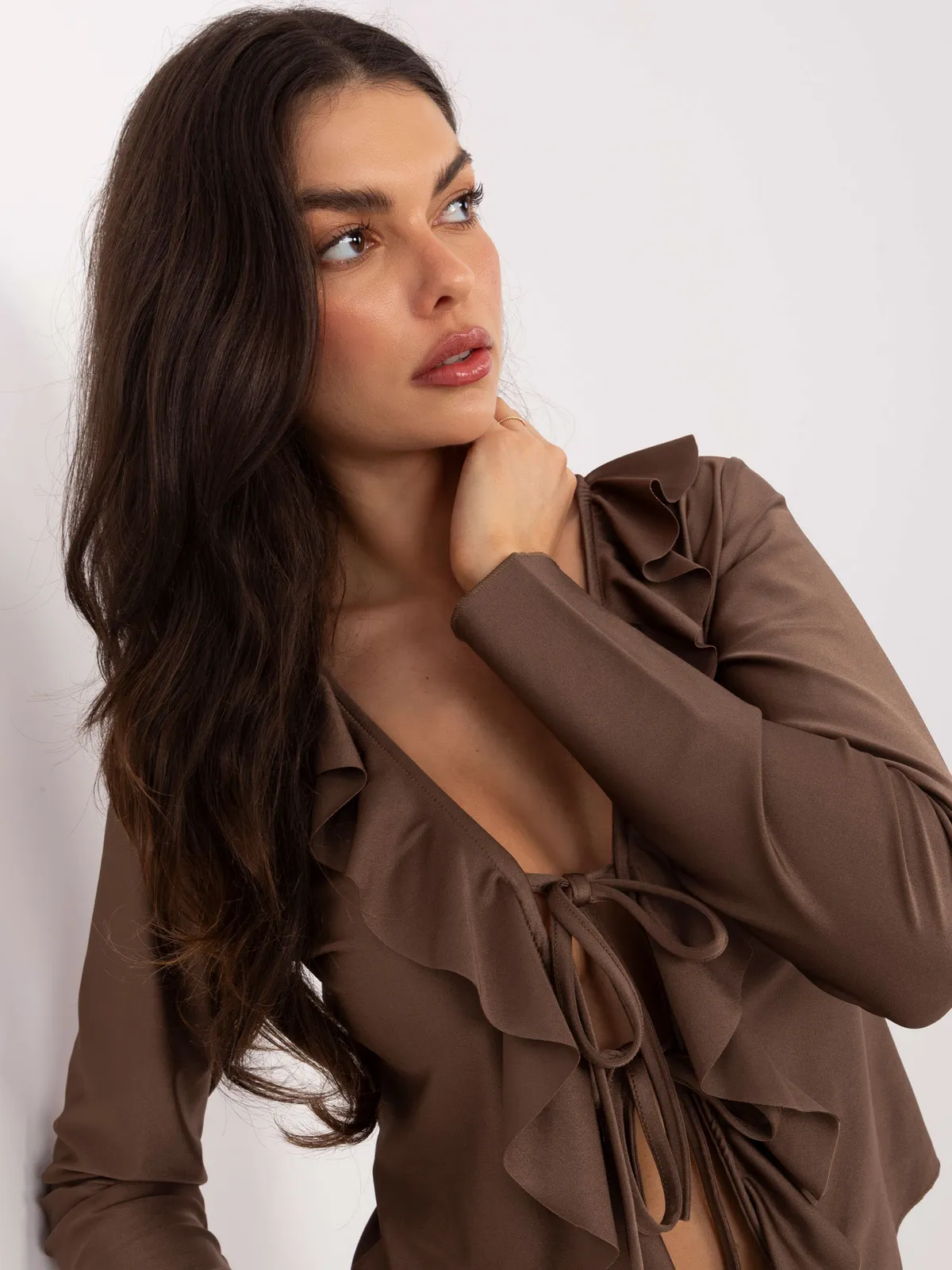 Wiązany krótki top z falbanami przy dekolcie - zdjęcie 1