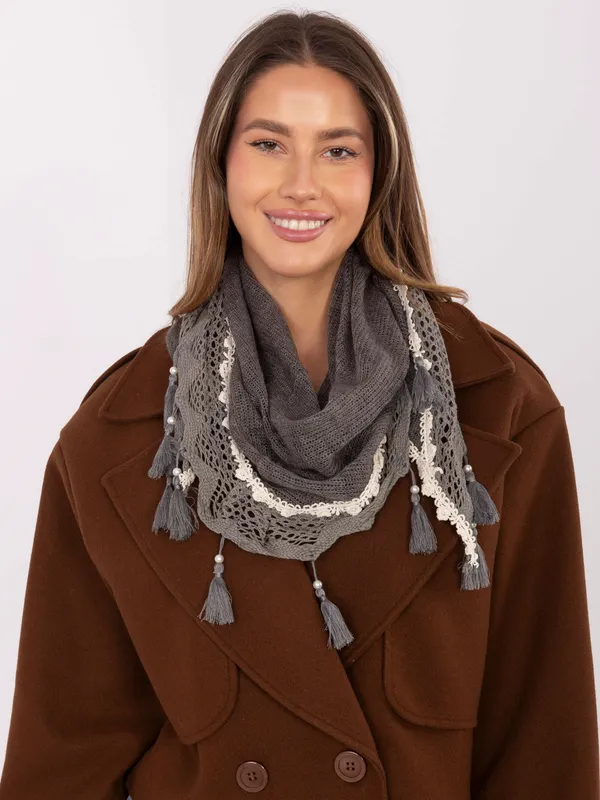 Chusta trójkątna w stylu boho z frędzlami