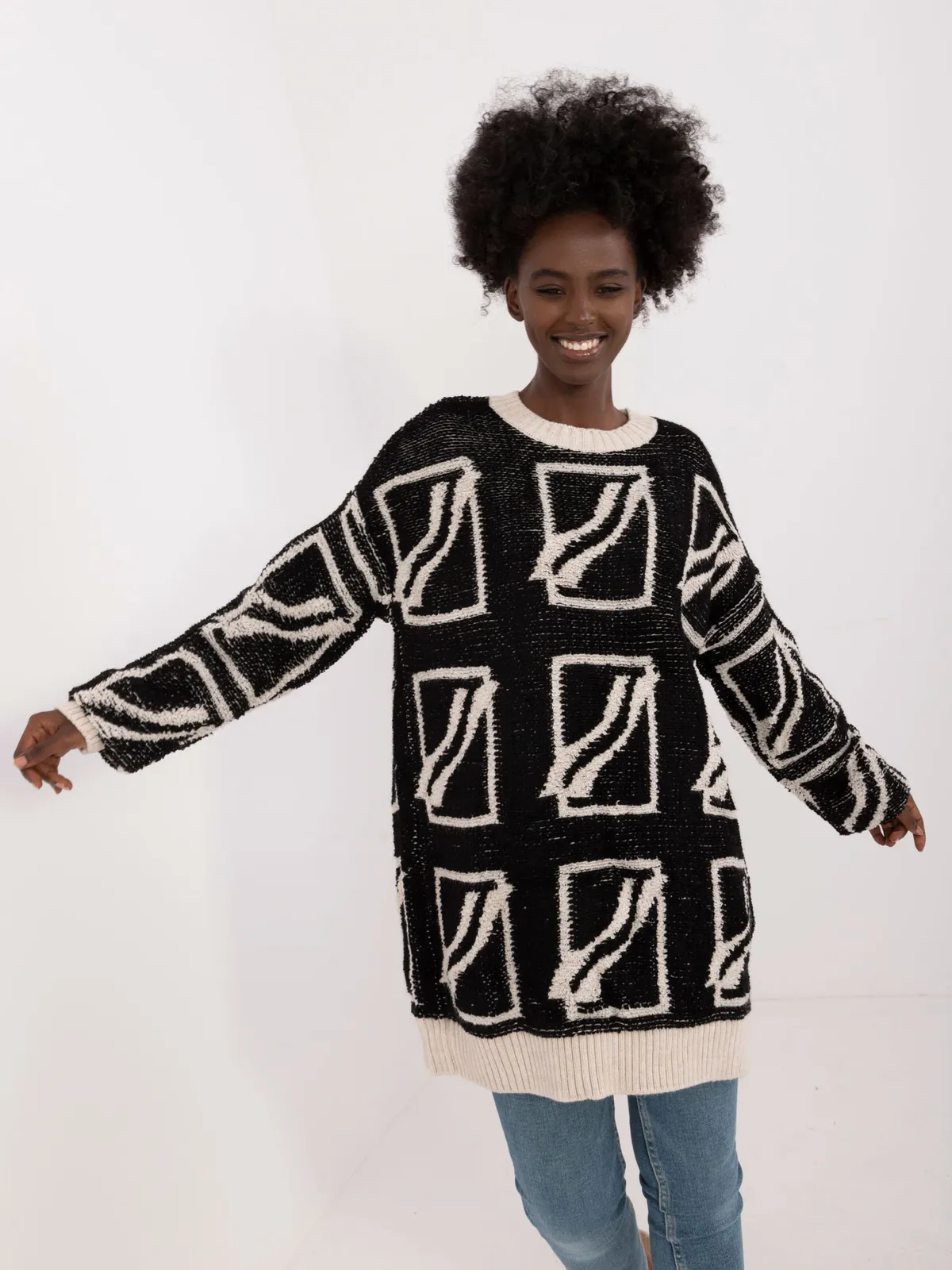 Długi sweter oversize o geometrycznym splocie - zdjęcie 1