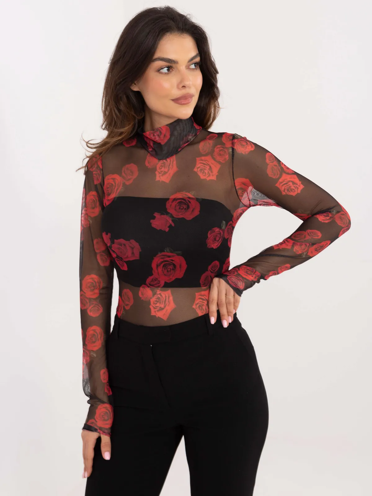 Prześwitująca bluzka z półgolfem we wzory - zdjęcie 1