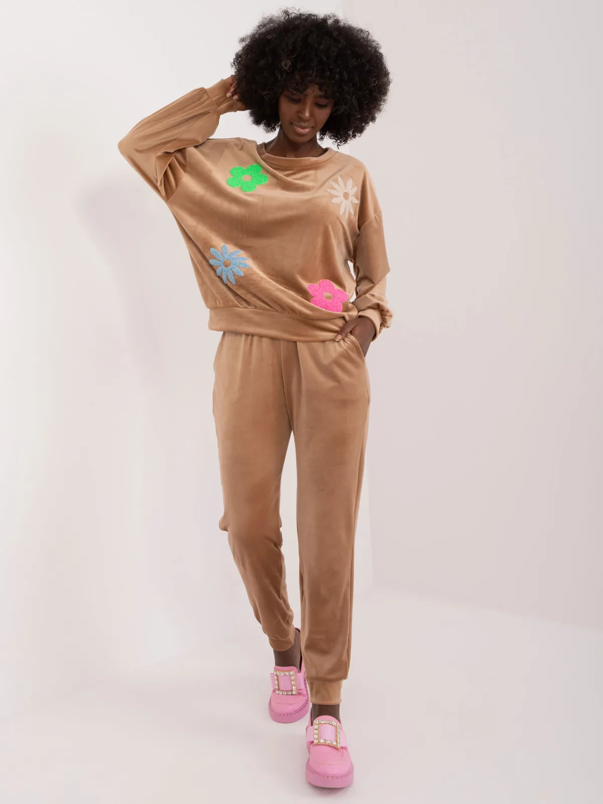 Dwuczęściowy komplet dresowy z ozdobnymi aplikacjami kwiatowymi - zdjęcie 1