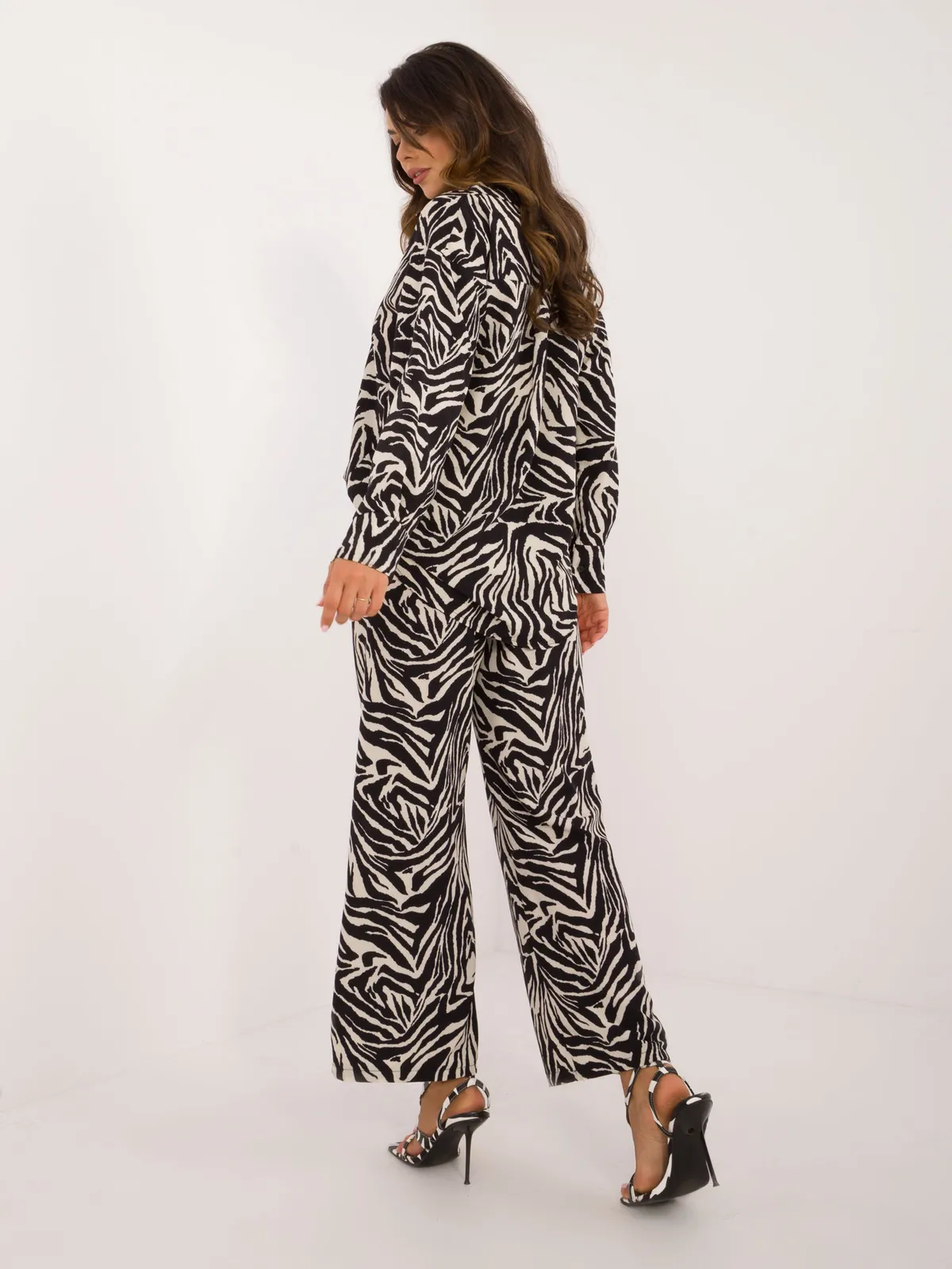 Dwuczęściowy komplet z koszulą oversize i spodniami - zdjęcie 1