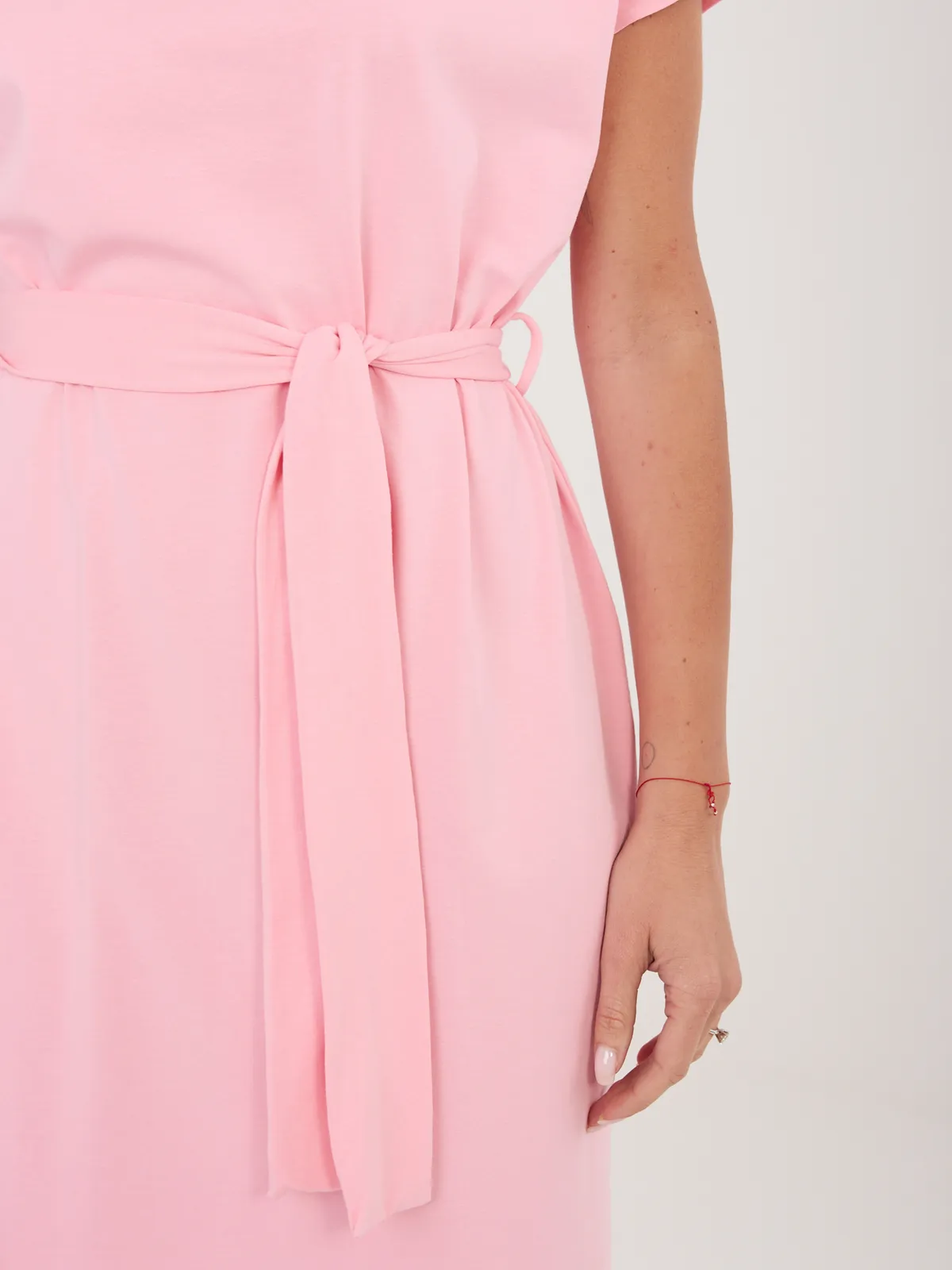 Sukienka midi o kroju t-shirt z wiązaniem - zdjęcie 1