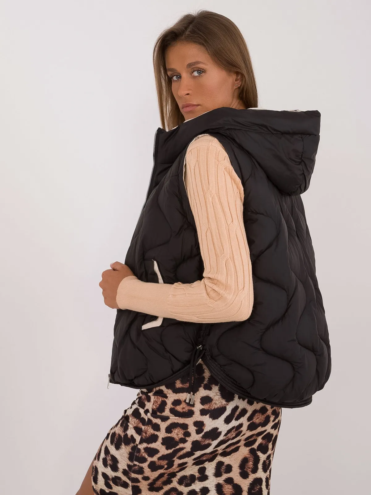 Pikowana kamizelka z kapturem w kroju oversize - zdjęcie 1