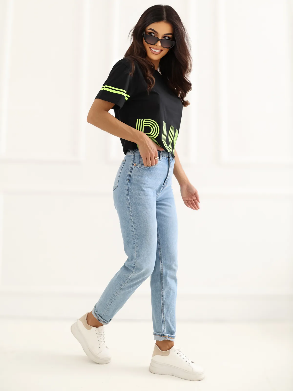 Czarny t-shirt bawełniany z napisem - zdjęcie 7