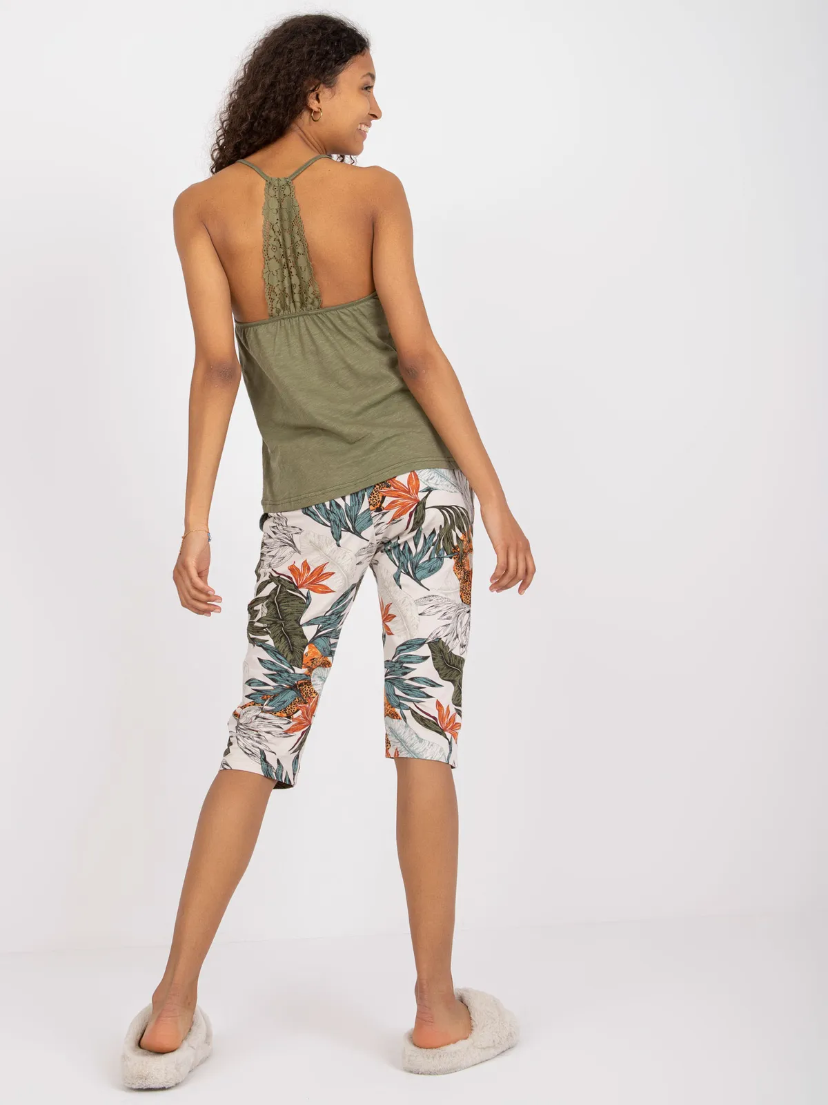 Dwuczęściowy komplet z topem na ramiączkach i szortami - zdjęcie 1