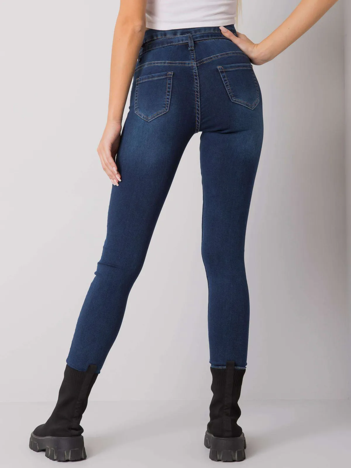 Niebieskie jeansy slim fit z paskiem - zdjęcie 2