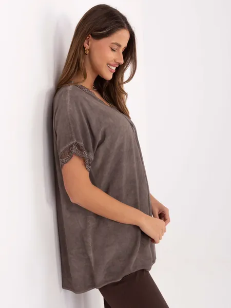 Bluzka z koronkowym dekoltem w stylu boho