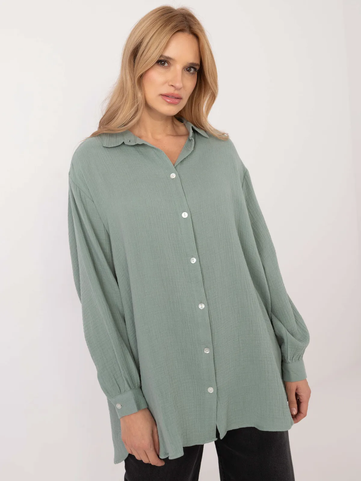 Luźna koszula oversize o kroju boyfriend - zdjęcie 2