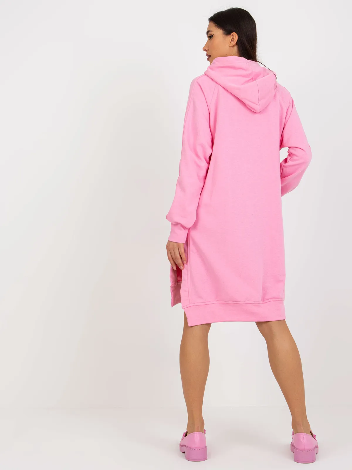 Różowa dresowa sukienka basic oversize z kieszenią - zdjęcie 4