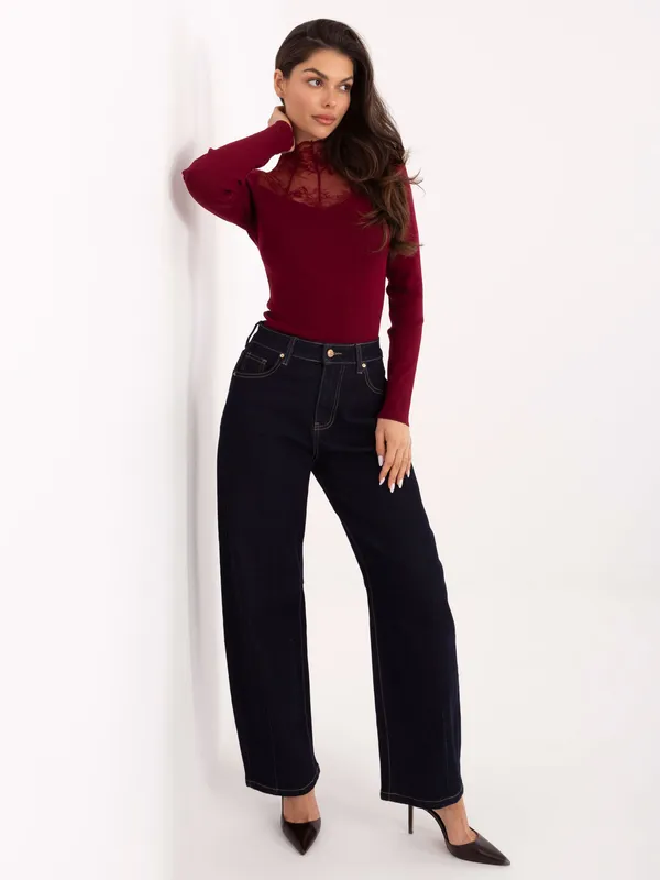 Dopasowany sweter z koronkowym karczkiem i półgolfem