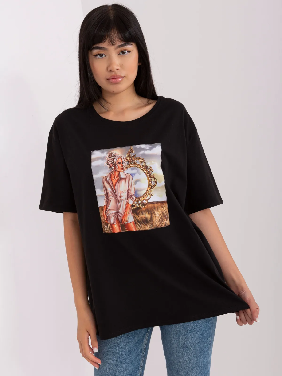 Czarny t-shirt z nadrukiem i aplikacją - zdjęcie 5