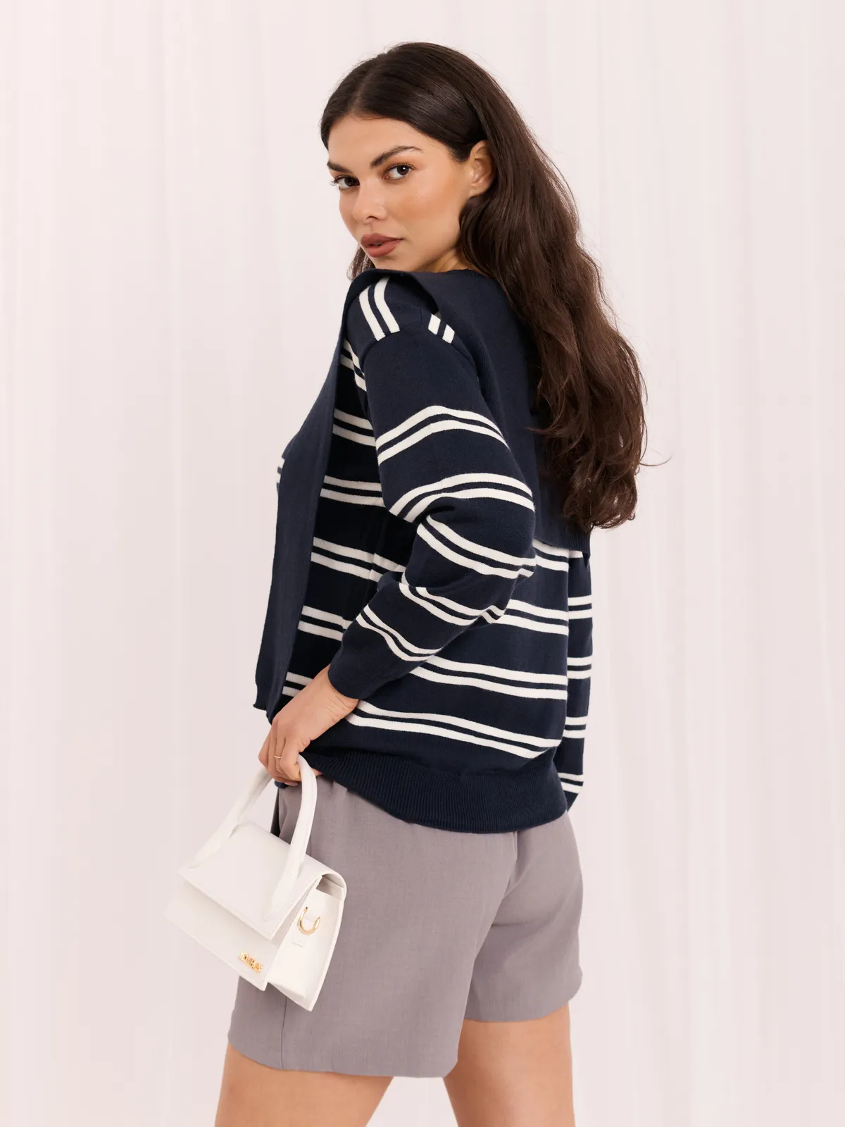 Sweter w paski o kroju oversize z kołnierzem - zdjęcie 2