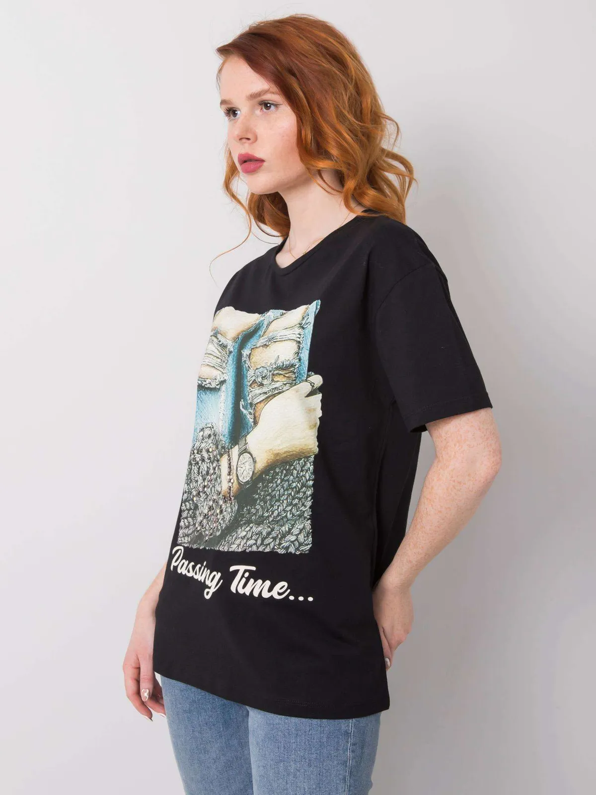 Czarny t-shirt z biżuteryjnymi aplikacjami - zdjęcie 4