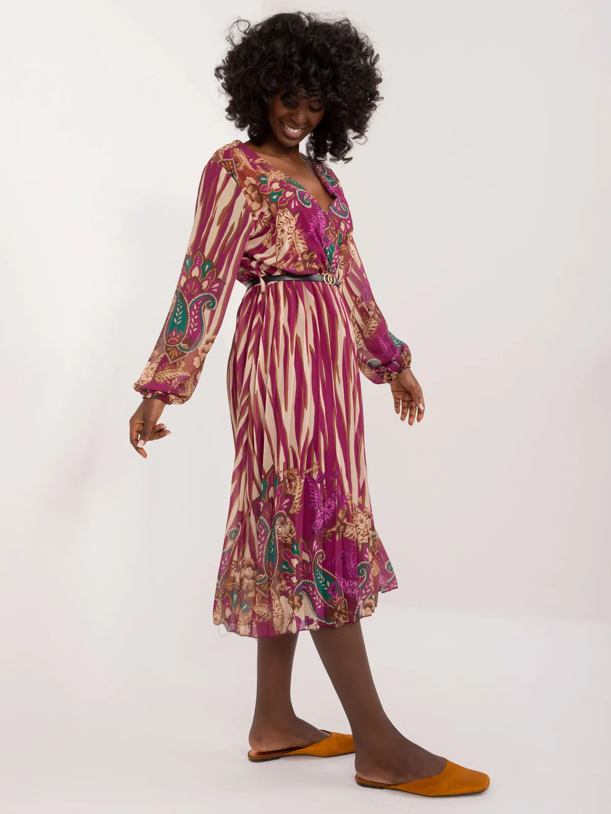 Sukienka midi o kroju kopertowym z paskiem - zdjęcie 1