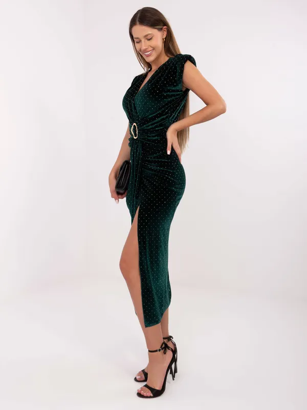 Dopasowana sukienka midi z ozdobną klamrą