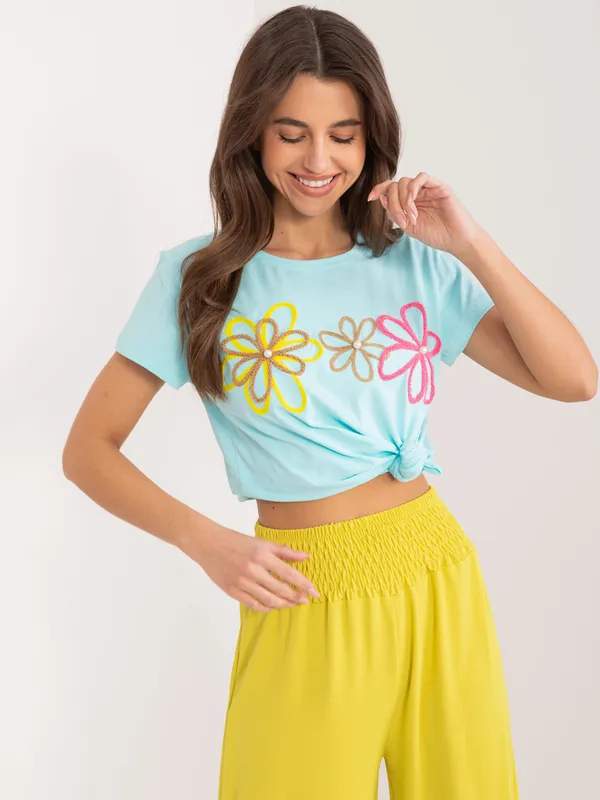 Casualowy t-shirt z haftowanym kwiatowym motywem