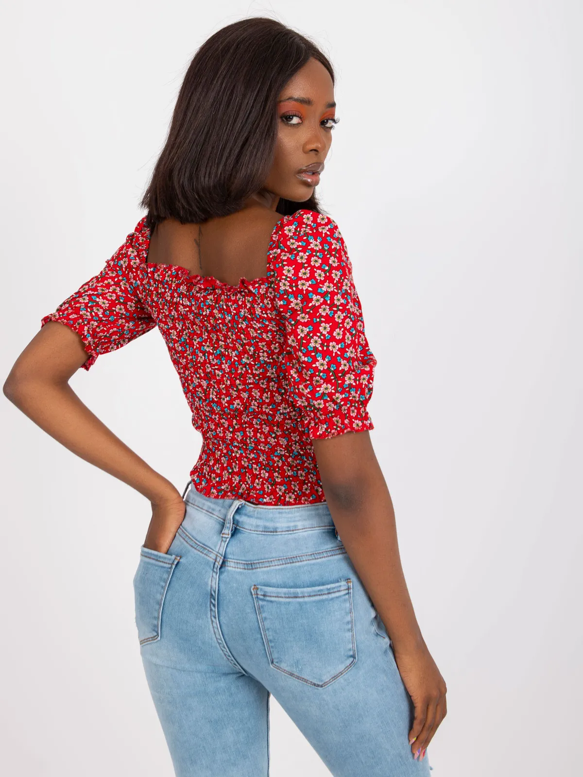 Krótki crop top z marszczeniem i bufkami - zdjęcie 1