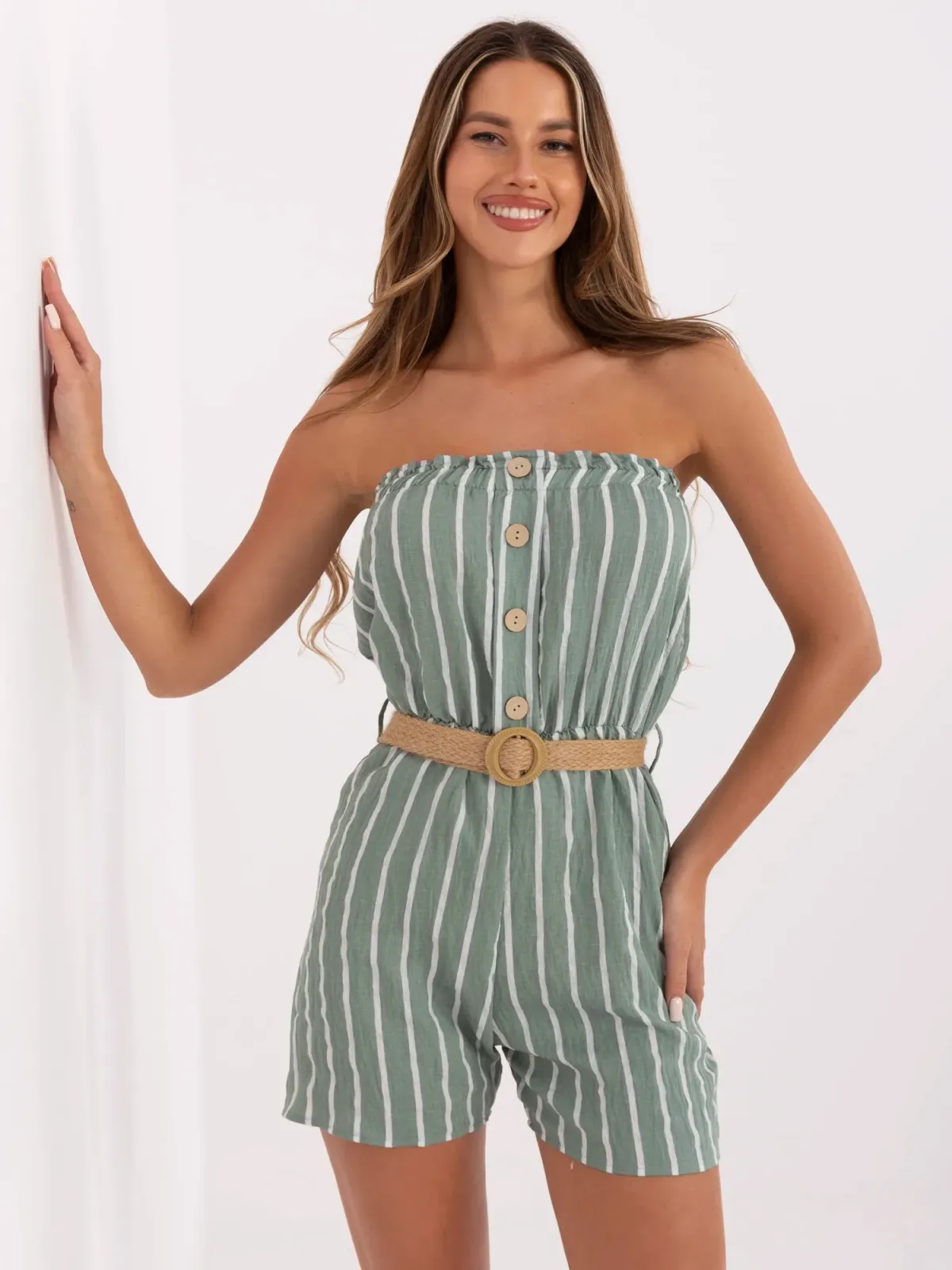 Krótki kombinezon z dekoltem hiszpanką i paskiem - zdjęcie 1