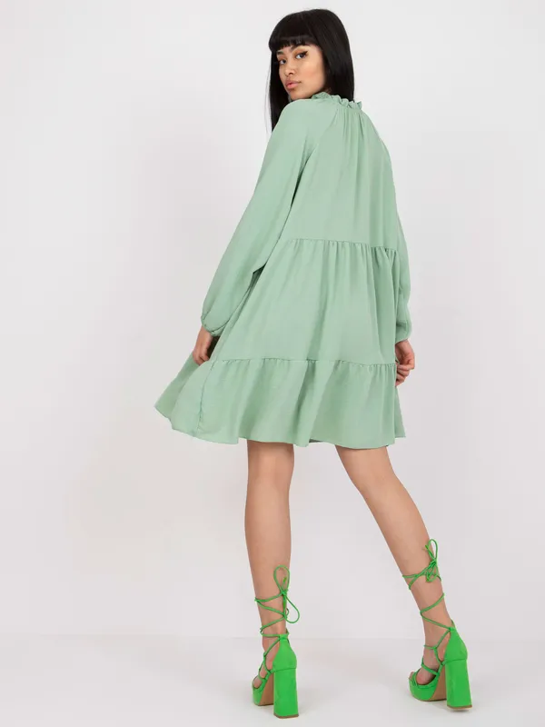 Sukienka mini o kroju oversize z falbanami - widok 2