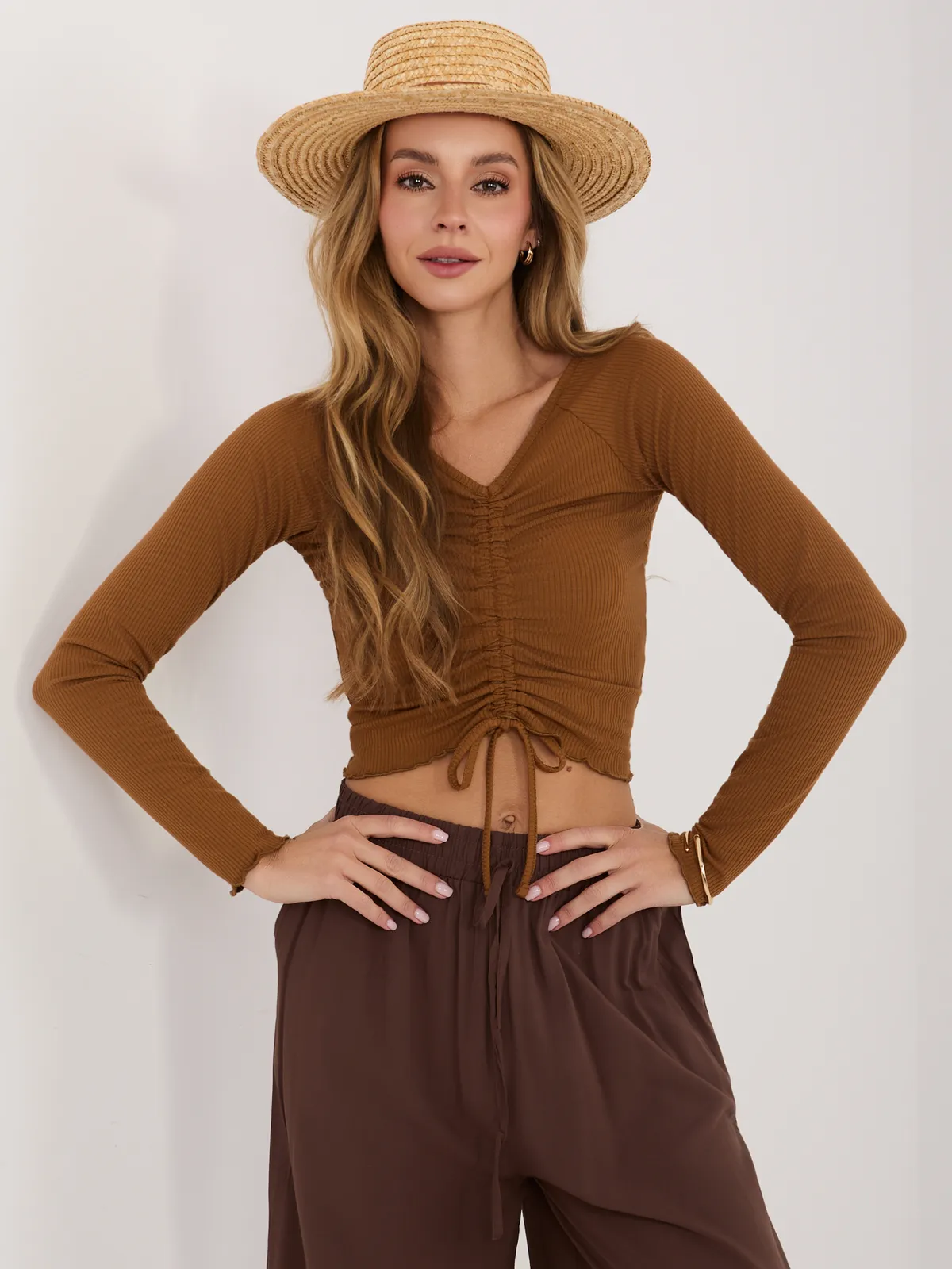 Krótki crop top z wiązaniem na przodzie - zdjęcie 5