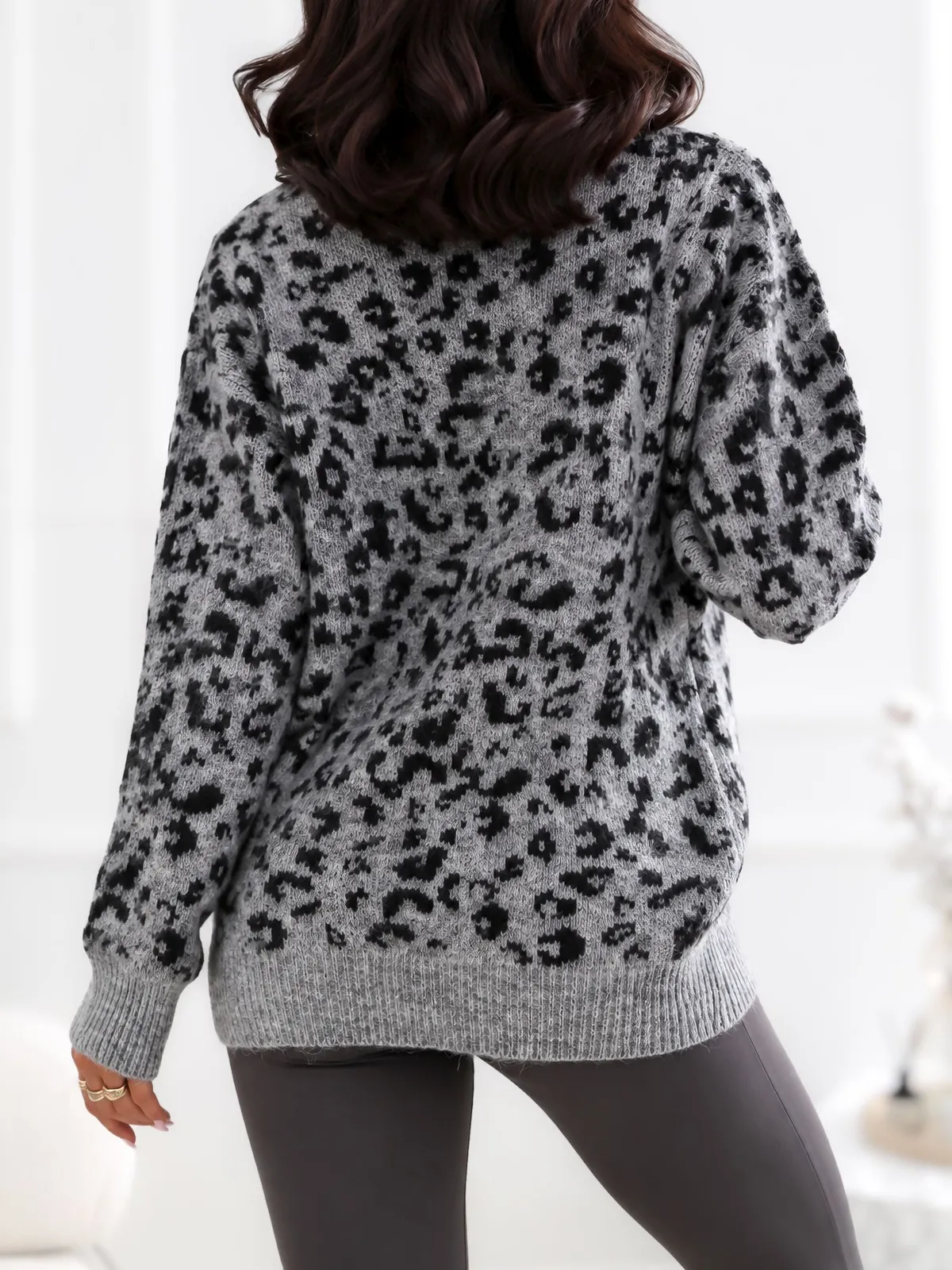 Sweter oversize w drapieżny wzór animal print - zdjęcie 6