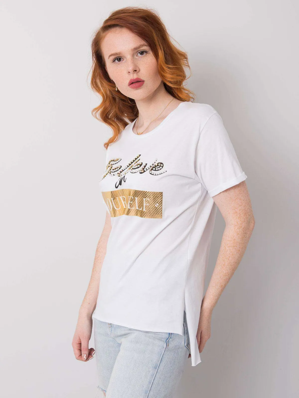 Biały t-shirt bawełniany z nadrukiem i aplikacją - zdjęcie 4