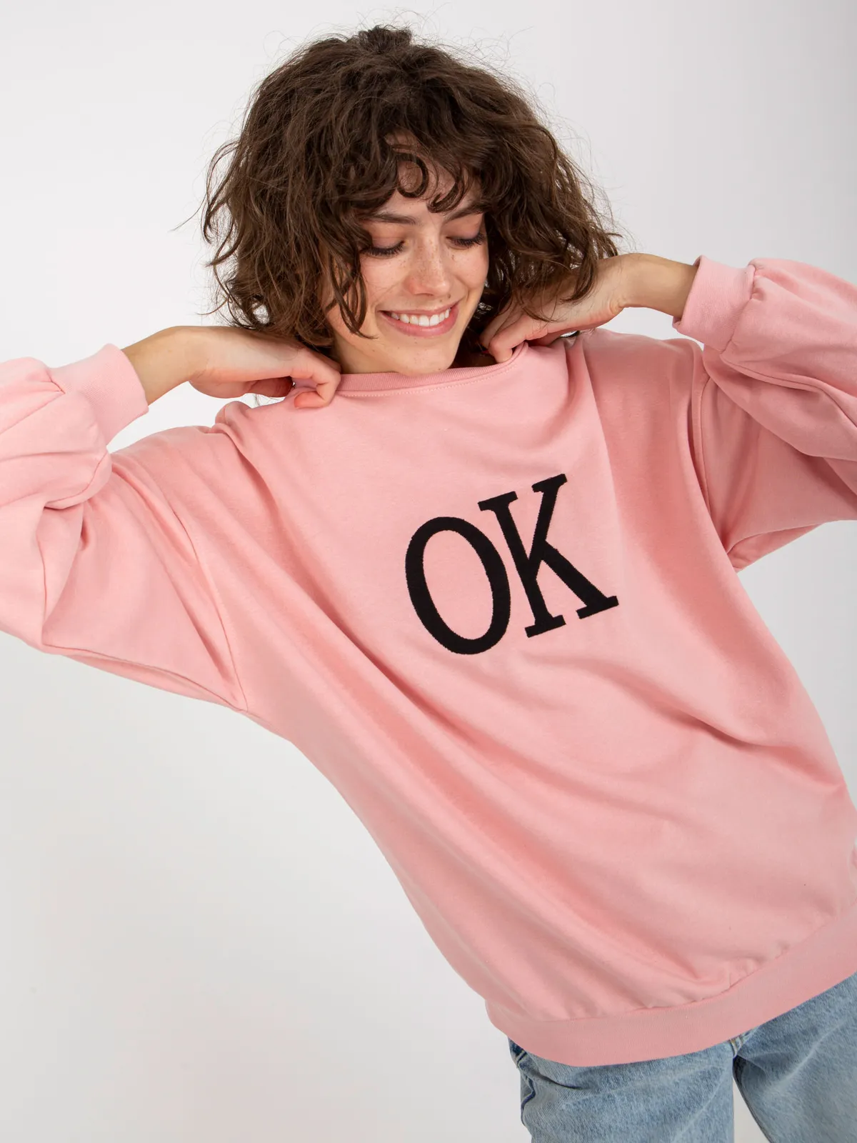 Szara luźna bluza oversize bez kaptura z haftem - zdjęcie 2