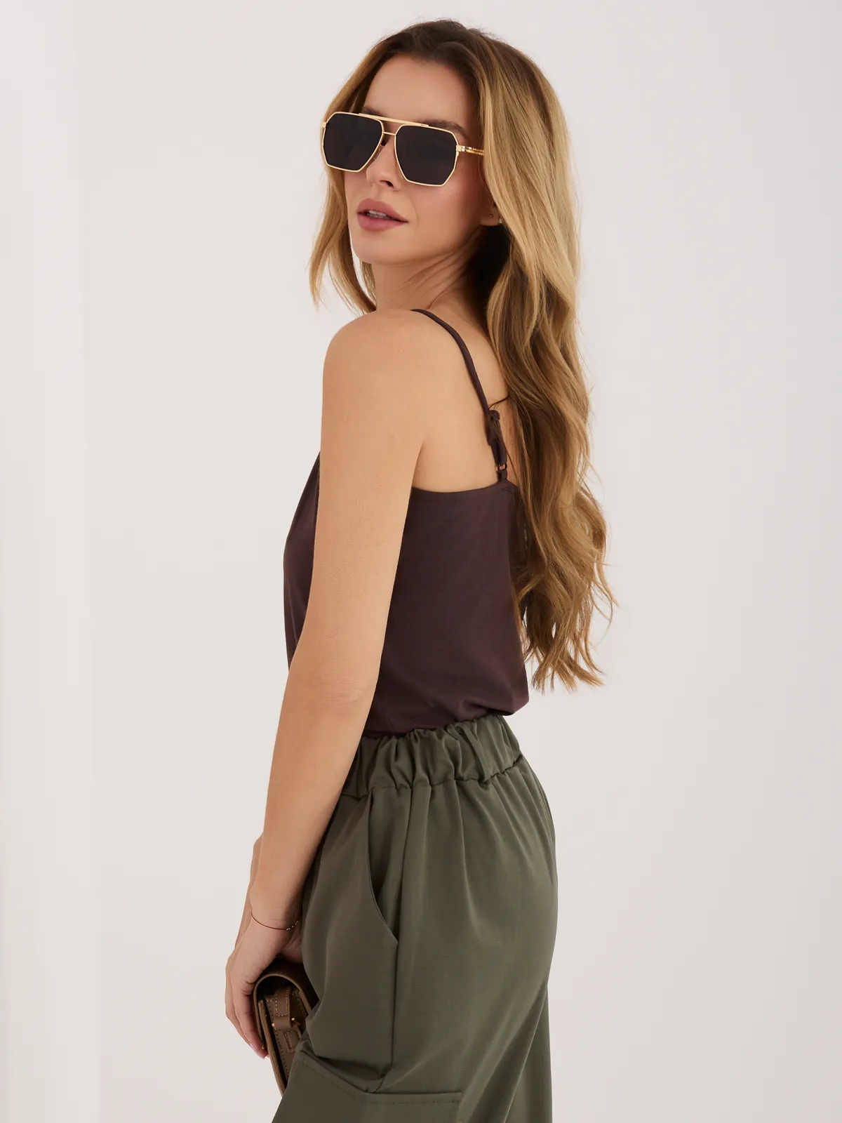 Minimalistyczny top na cienkich ramiączkach do stylizacji casual - zdjęcie 2