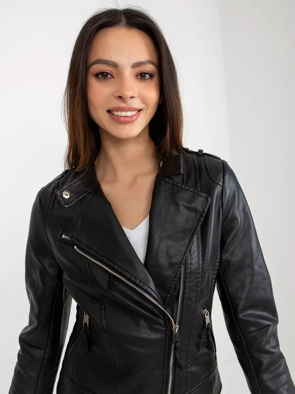 Czarna kurtka ramoneska z zamkami przy rękawach