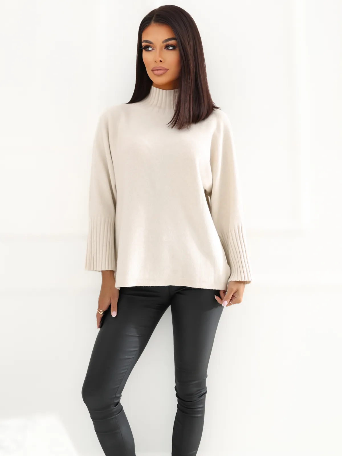 Sweter oversize z wysokim kołnierzem i ściągaczami - zdjęcie 6