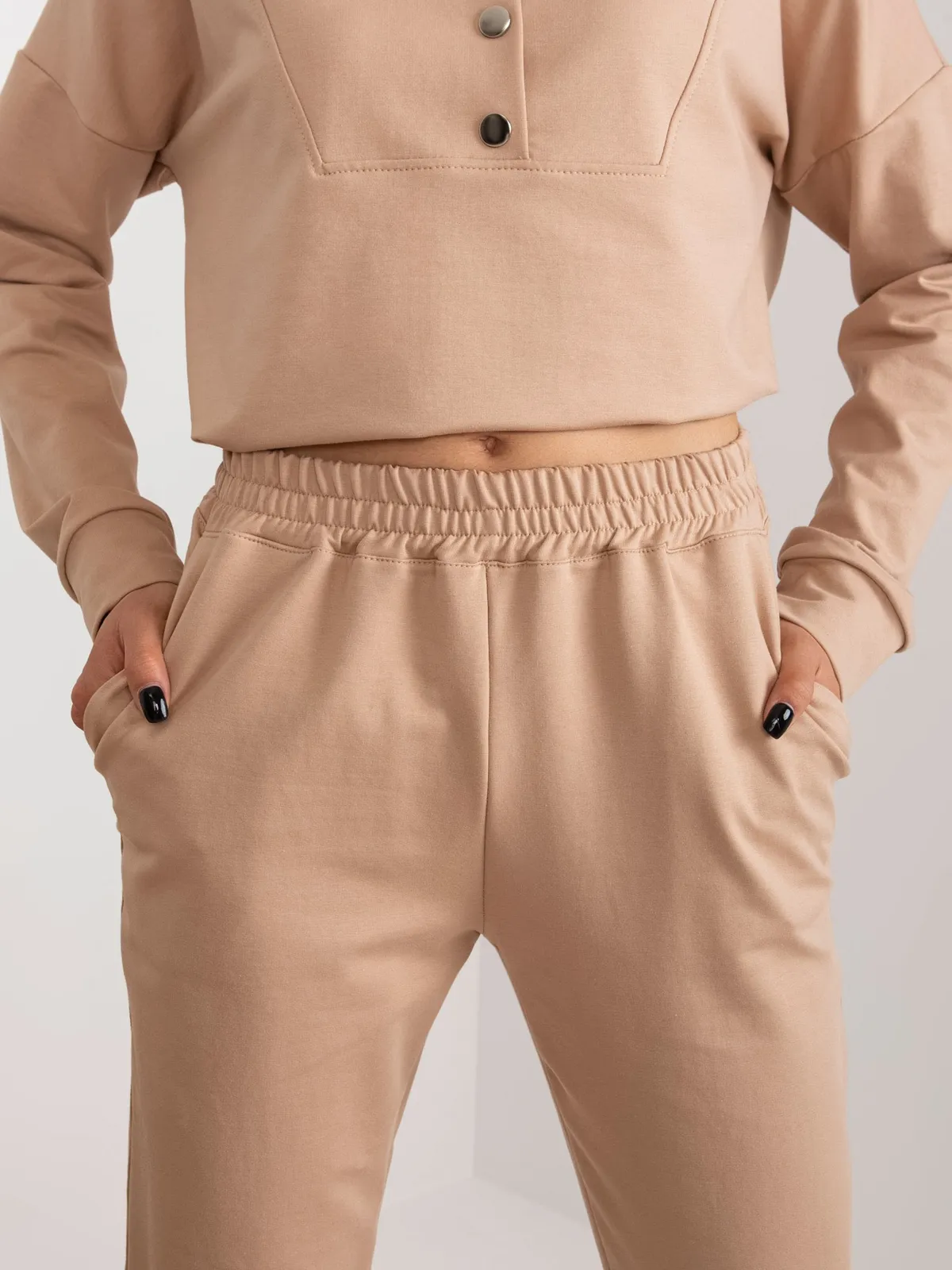 Camelowy komplet casualowy z bluzą - zdjęcie 3